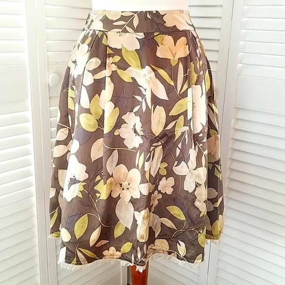 Beautiful Silk Banana Republic Skirt size 0(fits6) - Picture 3 of 8